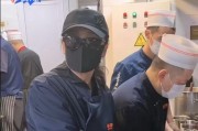 张兰后厨直播风波：未持健康证徒手切菜引争议 麻六记卫生管理再遭质疑
