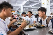 “学校饭菜有异味”，上海家长急了