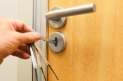 开锁服务暗藏消费陷阱：25元线上预约实际收费超两千，行业乱象亟待整治
